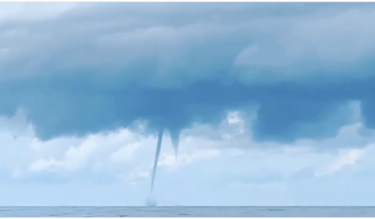 Watch Six Heart Stopping Waterspouts Form Near The Gulf Of Mexico Trill Mag 3194