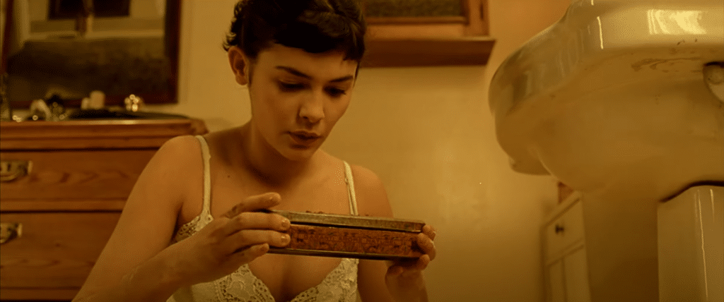 Amélie trouve une boîte cachée dans sa salle de bain